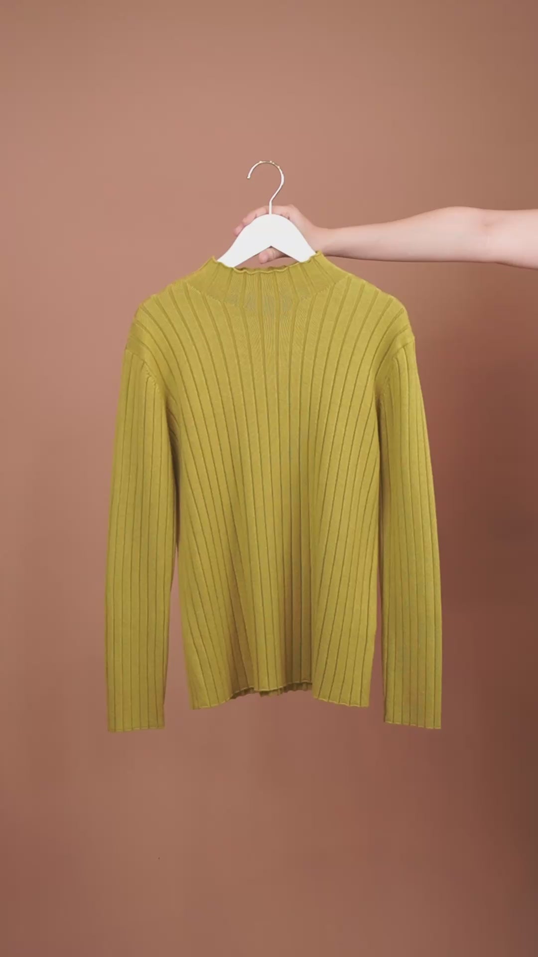 เช่าเสื้อคอเต่า หญิง รุ่น NARA สี เขียว